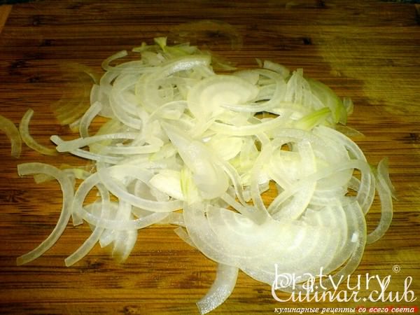 Сочный салат из редиса, репчатого лука и огурца жёлтого сорта
