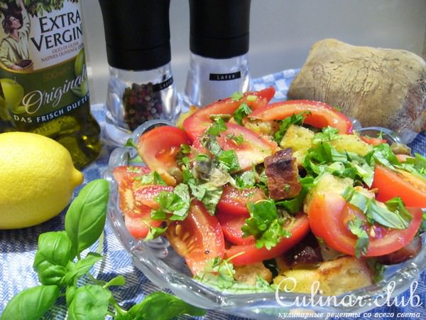 Панцанелла (Panzanella) - тосканский хлебный салат с помидорами