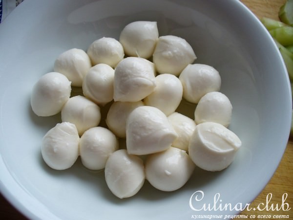 Салат из свежих овощей с Беконом и Мини-Моцареллой