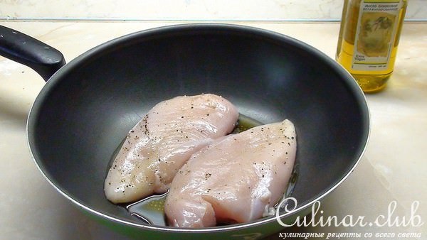 Салат а-ля «Туорло» с маринованной куриной грудкой и соусом из оливок.