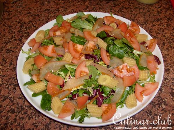 Салат с копченой куриной грудкой.