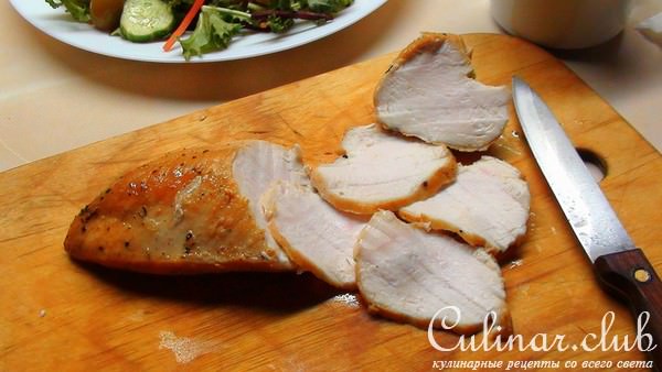 Салат а-ля «Туорло» с маринованной куриной грудкой и соусом из оливок.