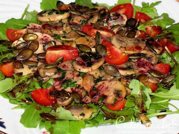 Салат из шампиньонов с тыквенными семечками