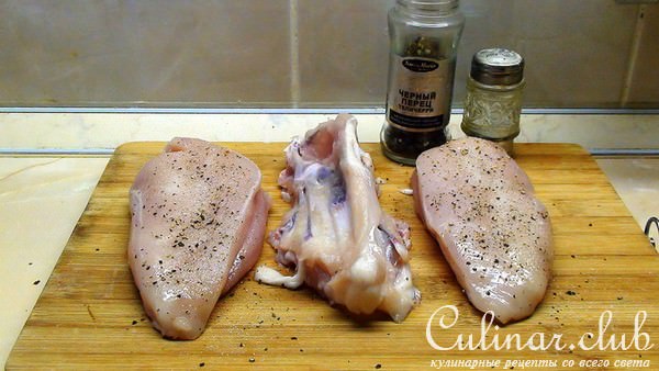 Салат а-ля «Туорло» с маринованной куриной грудкой и соусом из оливок.