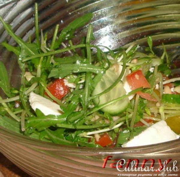 Салат с руколой и адыгейским сыром