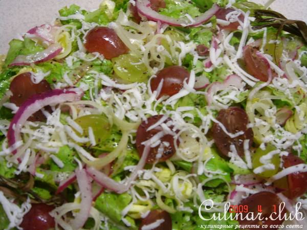 Салат с виноградом (вкусный и очень легкий)