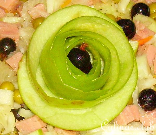 Салат с квашеной капустой, ветчиной и яблоком