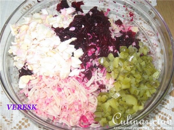 Очень простой салат из сыра, яиц и свеклы
