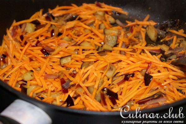 Салат с морковкой, баклажаном и сухариками