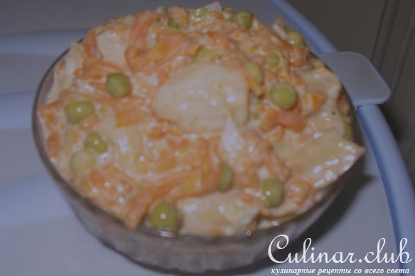 Морковный салат с грибами и горошком