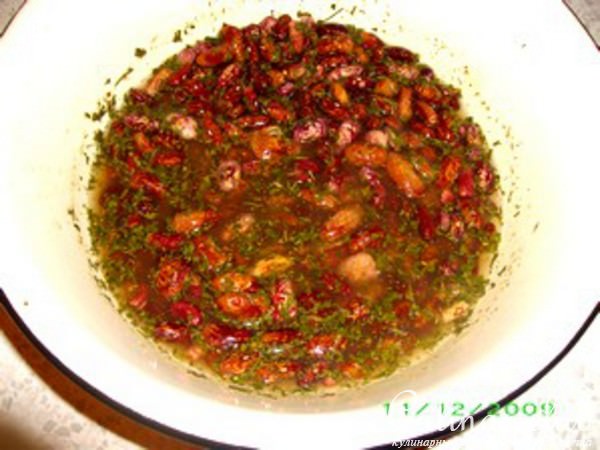 Фасоль с айвой и орехами