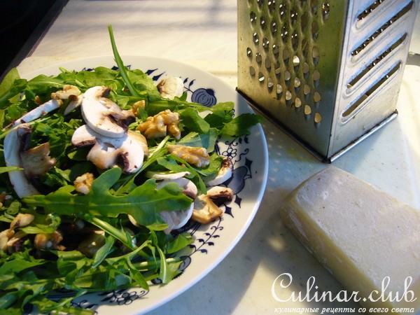 Салат из сырых шампиньонов с руколой