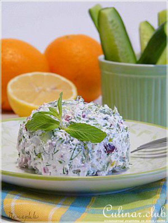Египетский салат с сыром Фета, мятой и укропом.