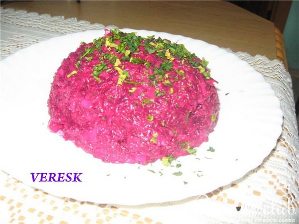 Очень простой салат из сыра, яиц и свеклы