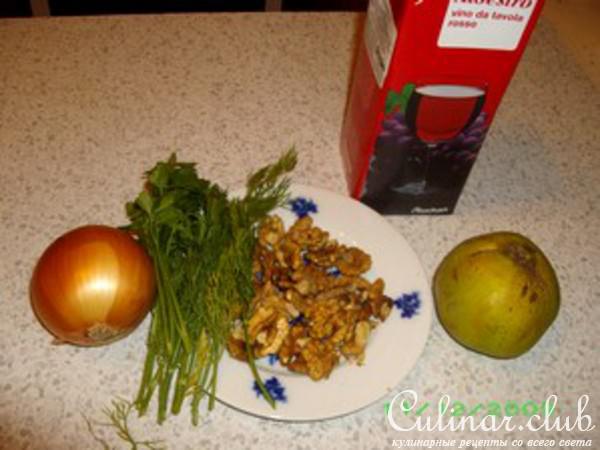 Фасоль с айвой и орехами