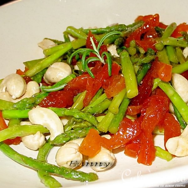 Теплый салат из спаржи с курагой