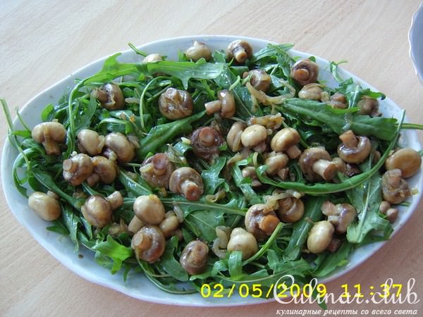 Салат с рукколой и шампиньонами