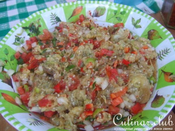 Салат из печеных баклажан и перца (вариант)