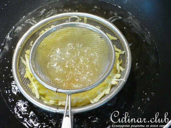 Картофельные гнезда с салатом