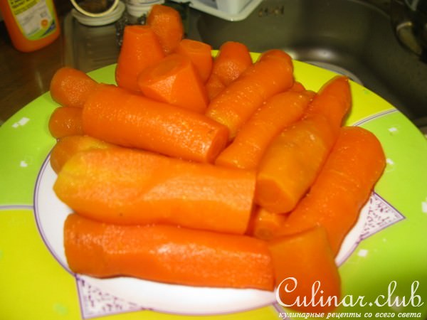 Морковный салат с грибами и горошком