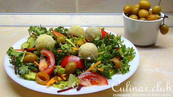 Салат а-ля «Туорло» с маринованной куриной грудкой и соусом из оливок.