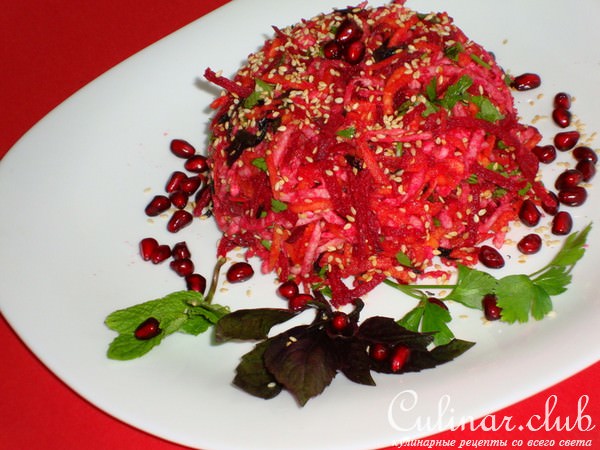 Cалат из свеклы с кольраби и кунжутом