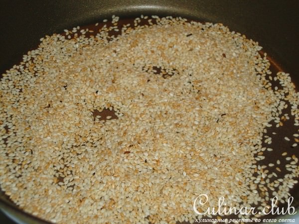 Cалат из свеклы с кольраби и кунжутом