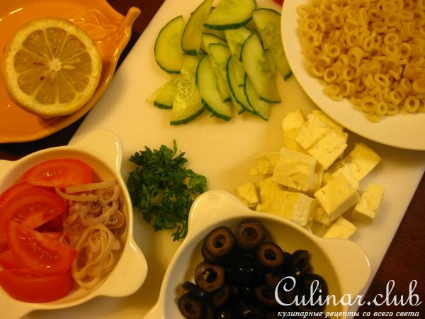 Салат зеленый с макаронами, брынзой и маслинами.