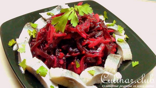 Салат с перловкой и помидорами, лимонная заправка.