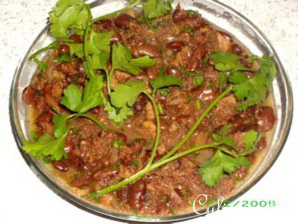 Фасоль с айвой и орехами