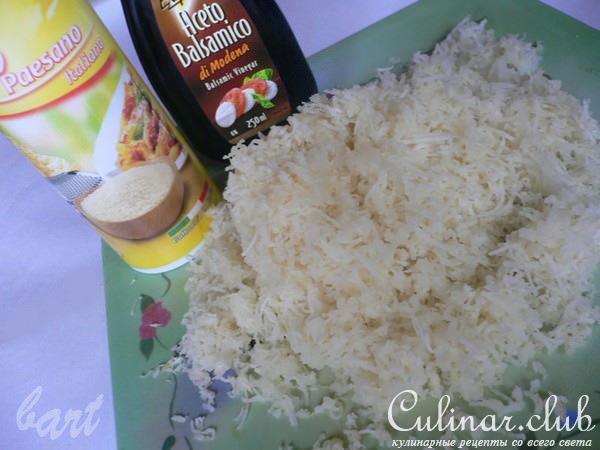 Салат из кольраби с пармезаном под бальзамическим соусом.