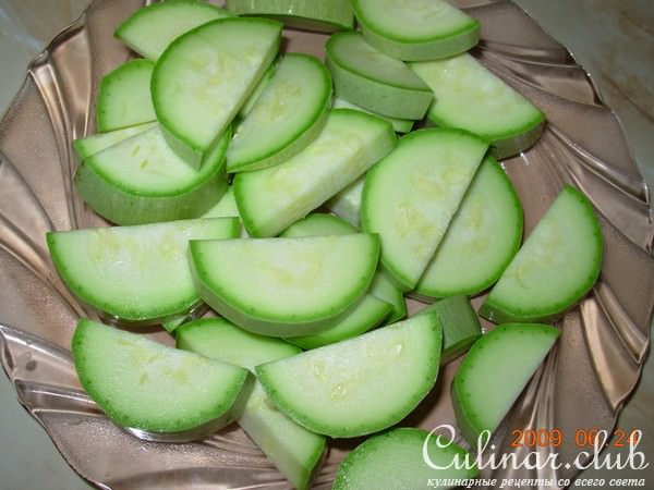 Салат с печенными кабачками и свежими помидорами.