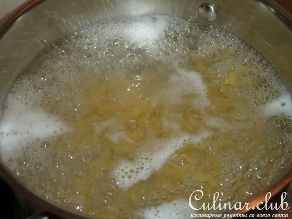 Салат пастой Fusilli, креветками и сыром скаморца