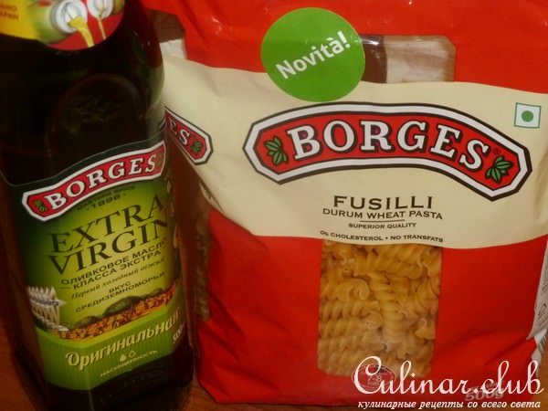 Салат пастой Fusilli, креветками и сыром скаморца