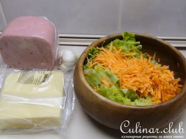 Салат овощной с сыром и ветчиной.