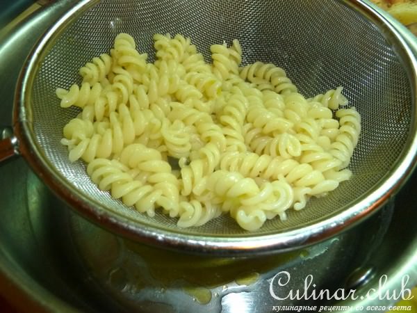 Салат пастой Fusilli, креветками и сыром скаморца
