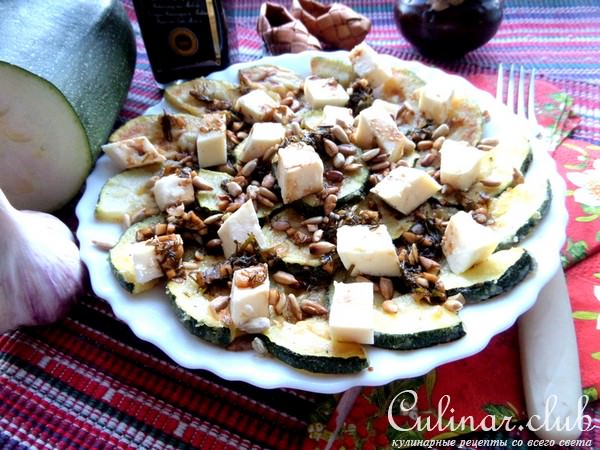 Тёплый салат из кабачков с брынзой