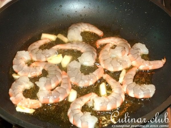 Салат пастой Fusilli, креветками и сыром скаморца