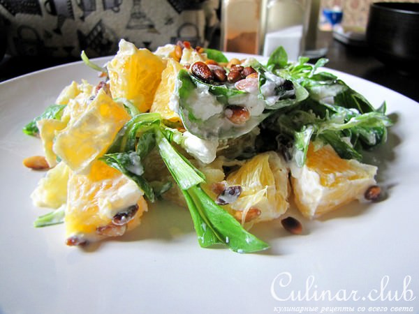Салат с козьим сыром, апельсином и кедровыми орешками