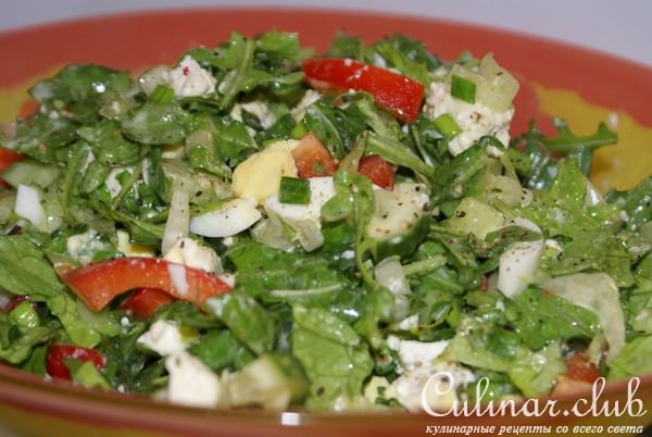 Салат с мягким сыром и кисло-сладкой заправкой