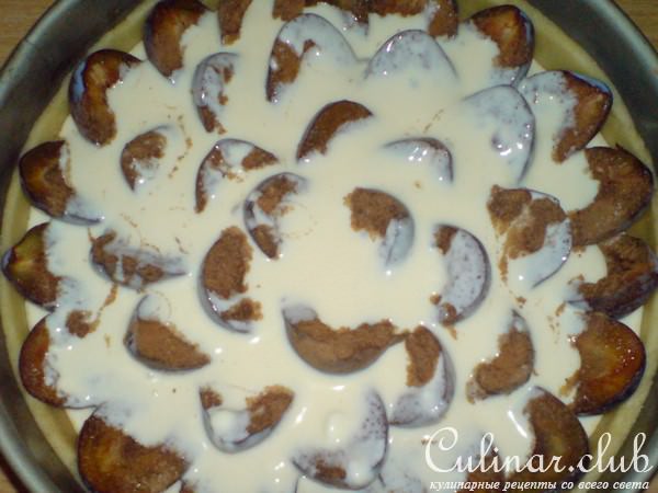 Сливовый пирог с корицей под творожной заливкой
