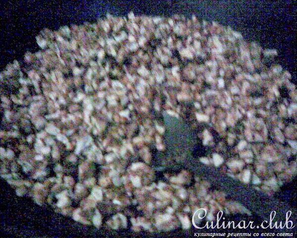 Постный пирог с халвой и орехами
