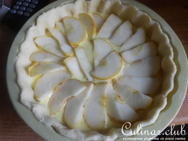 Ванильный сметанник с яблоками и корицей