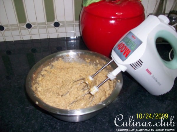 Закрытый яблочный пирог с изюмом и орехами.