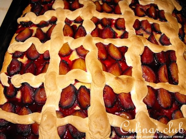 Сливовый пирог с решеткой из безе