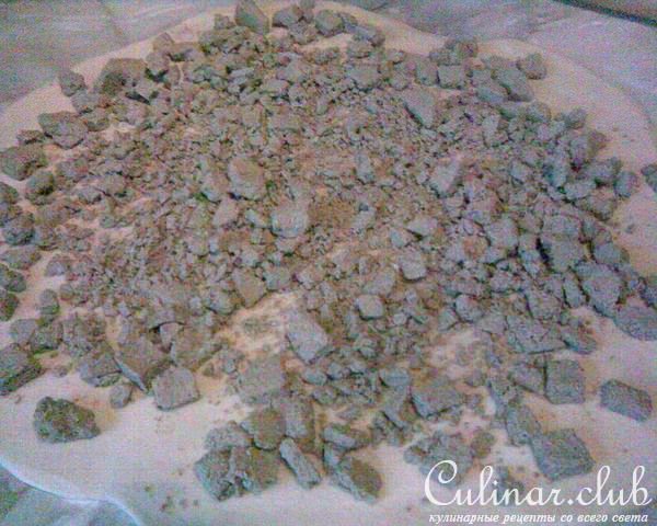 Постный пирог с халвой и орехами