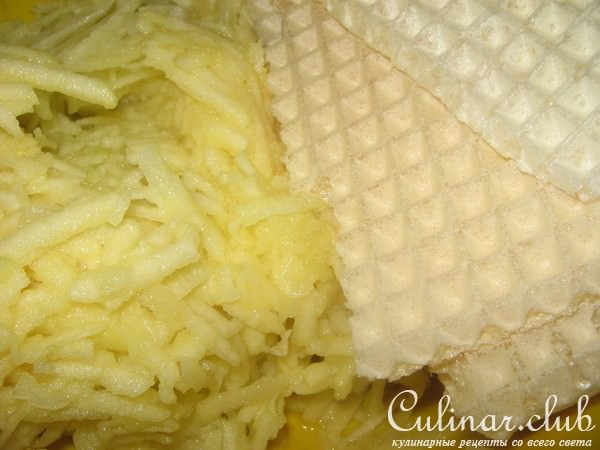 Пирог яблочный со сметанной заливкой.