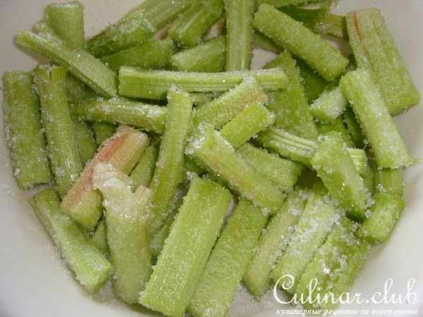 Пирог с ревенем и клубникой.