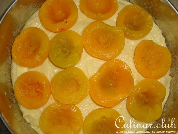 Пирог с персиками и кремом