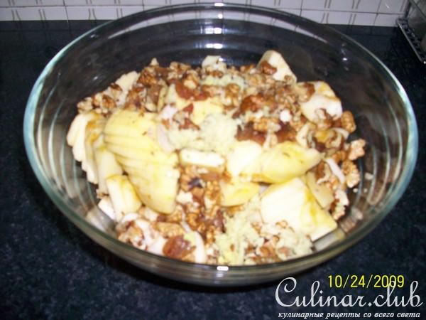 Закрытый яблочный пирог с изюмом и орехами.